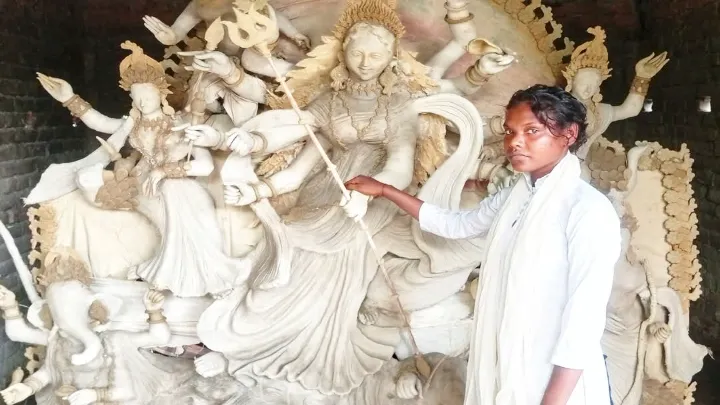 সংসার ও সমাজের আলোকবর্তিকা দরিদ্র কলেজ ছাত্রী রুমিলা মূর্মু